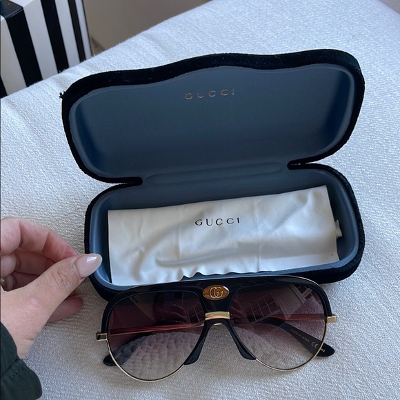 Gucci Black and Gold Designer Sunglasses - Picture 4 of 4